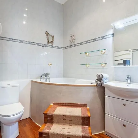Apartment Risso - Comfortable 3 Bedrooms With Balcony